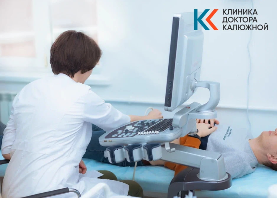 Человеку делают УЗИ